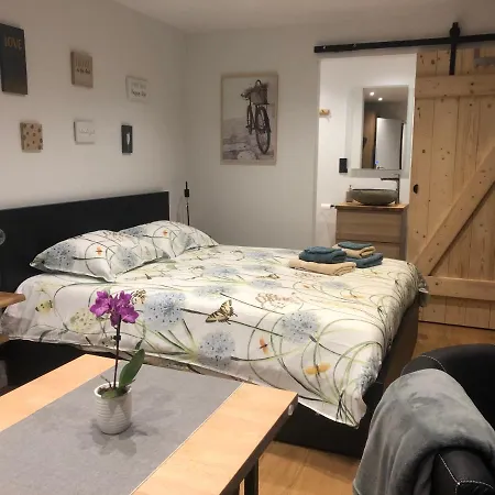 Au Mas De Mont Bed & Breakfast