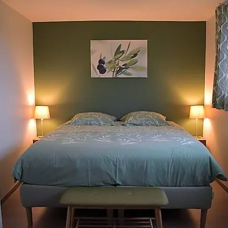 Au Mas De Mont Bed & Breakfast 3*
